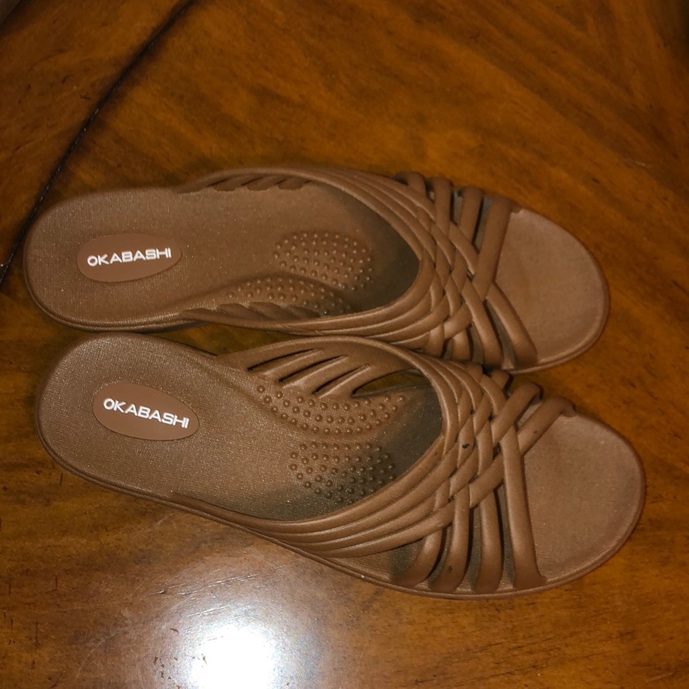 Okabashi tan sandals